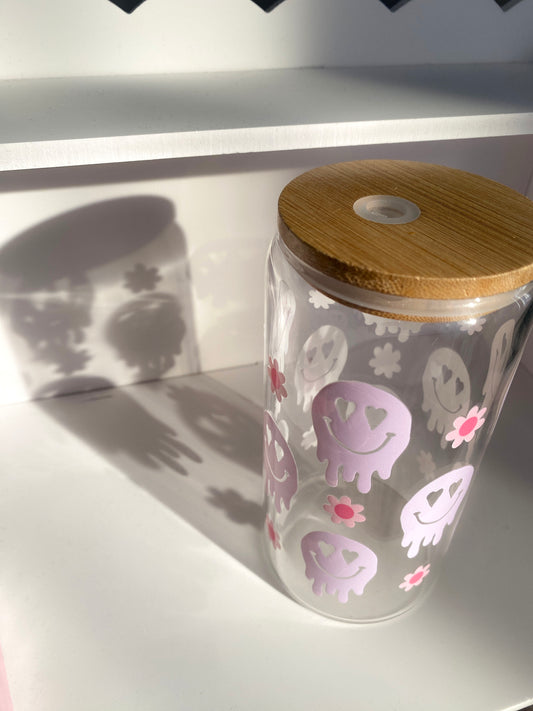 500 ml stiklinė su bambukiniu dangteliu ir stikliniu šiaudeliu ''Šypsenėlė''