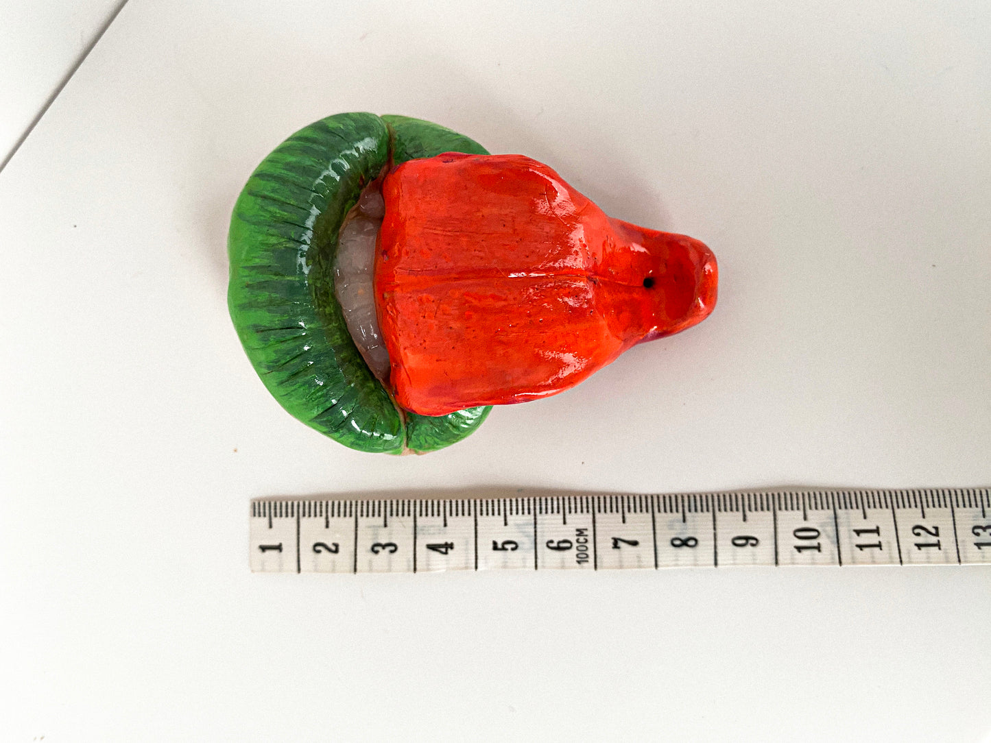 Lūpų formos smilkalinė žalios lūpos