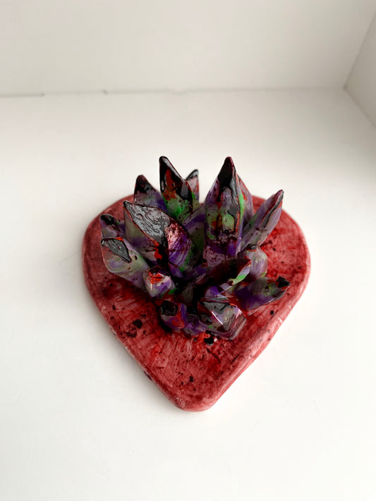 Dekoratyvinė širdis su kristalais – papuošalų laikiklis ''Kraujuojanti širdis''