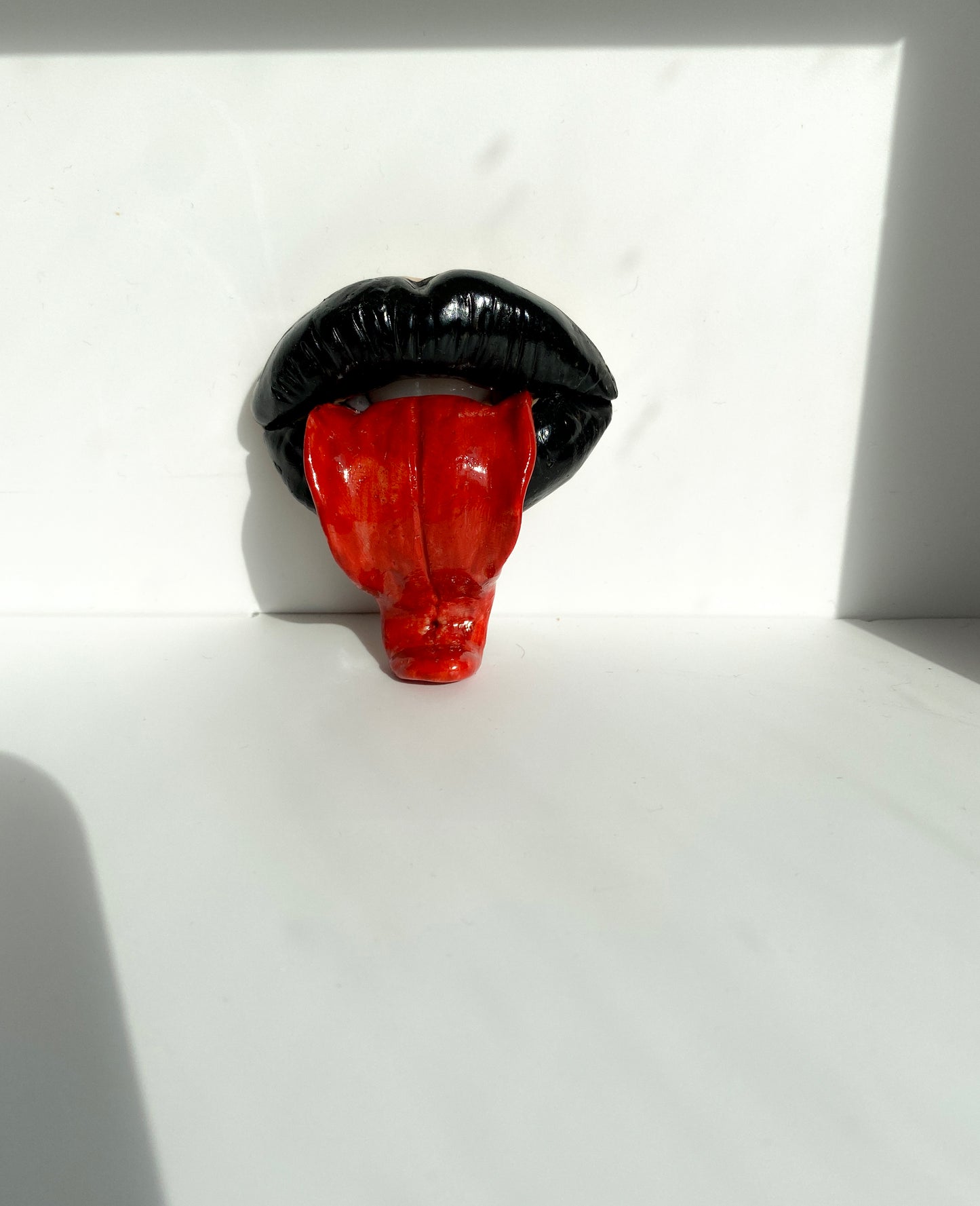 Lūpų formos juoda smilkalinė