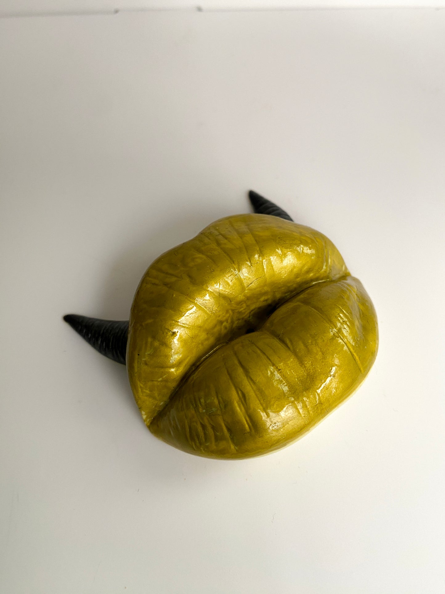 Lūpų formos aukso spalvos smilkalinė