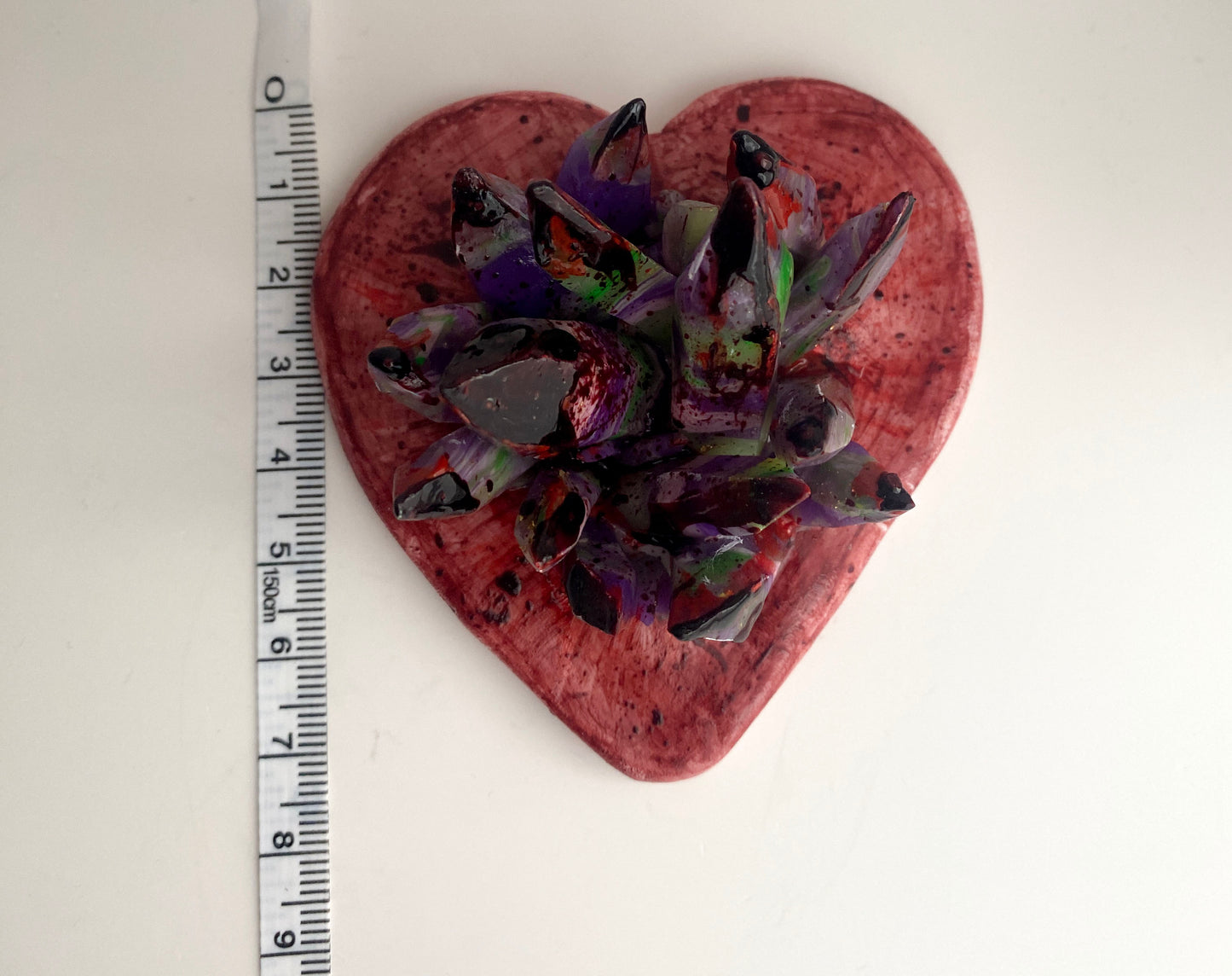 Dekoratyvinė širdis su kristalais – papuošalų laikiklis ''Kraujuojanti širdis''