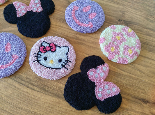 Puodelio padėkliukas, „punch needle“ technika: „Violetinė šypsena“