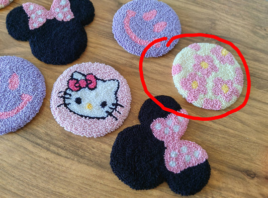 Puodelio padėkliukas, „punch needle“ technika: „Rožinė ramunė“