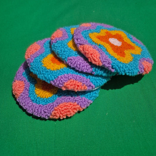 Rankų darbo spalvingas retro gėlių motyvo puodelio padėkliukas, pagamintas „punch needle“ technika