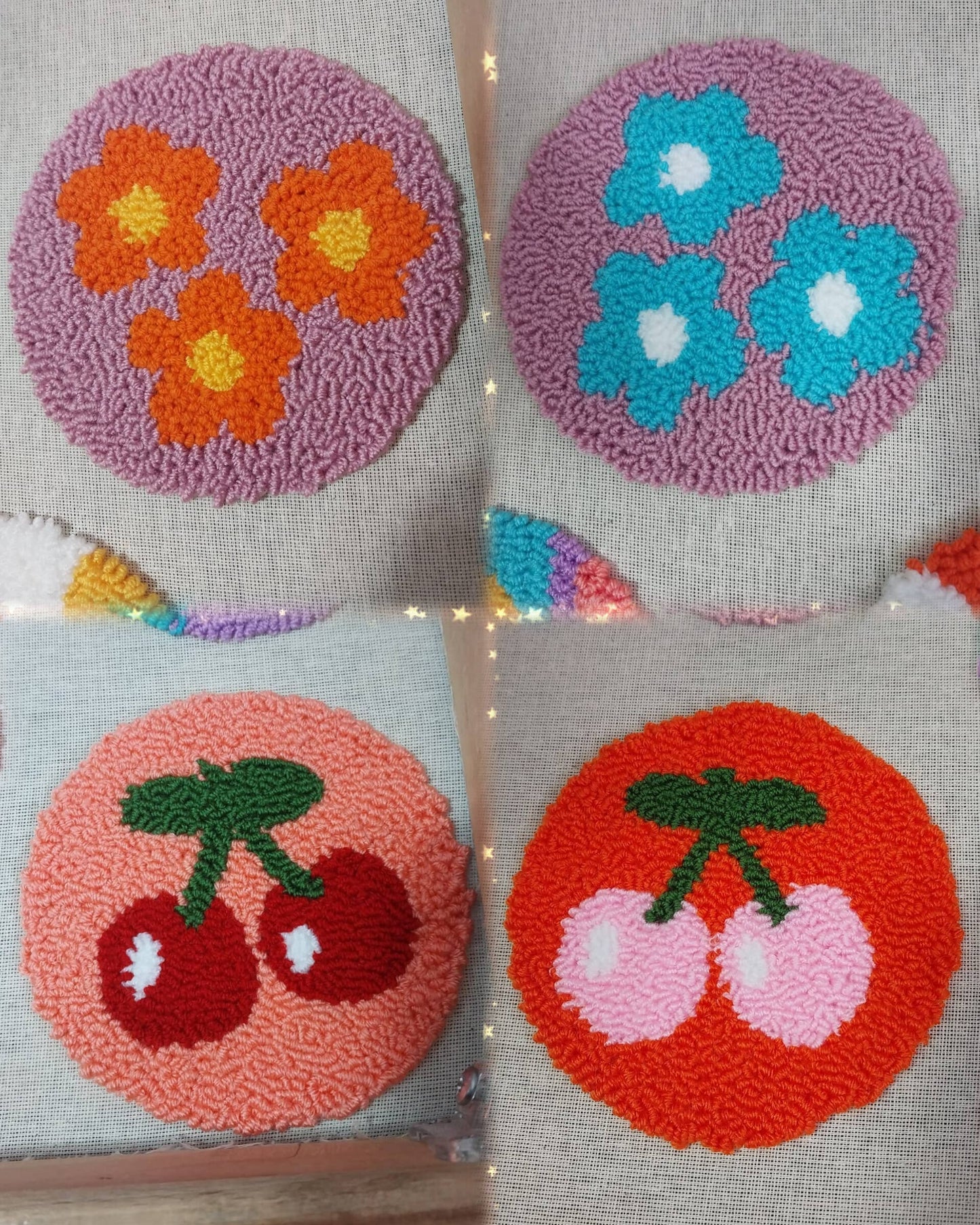 Rankų darbo puodelių padėkliukai, pagaminti „punch needle“ technika  ''Gėlės''