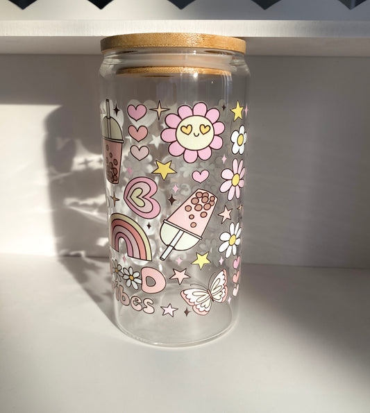 500 ml stiklinė su bambukiniu dangteliu ir stikliniu šiaudeliu ''Širdelės''