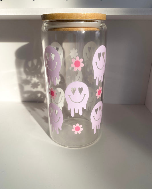 500 ml stiklinė su bambukiniu dangteliu ir stikliniu šiaudeliu ''Šypsenėlė''