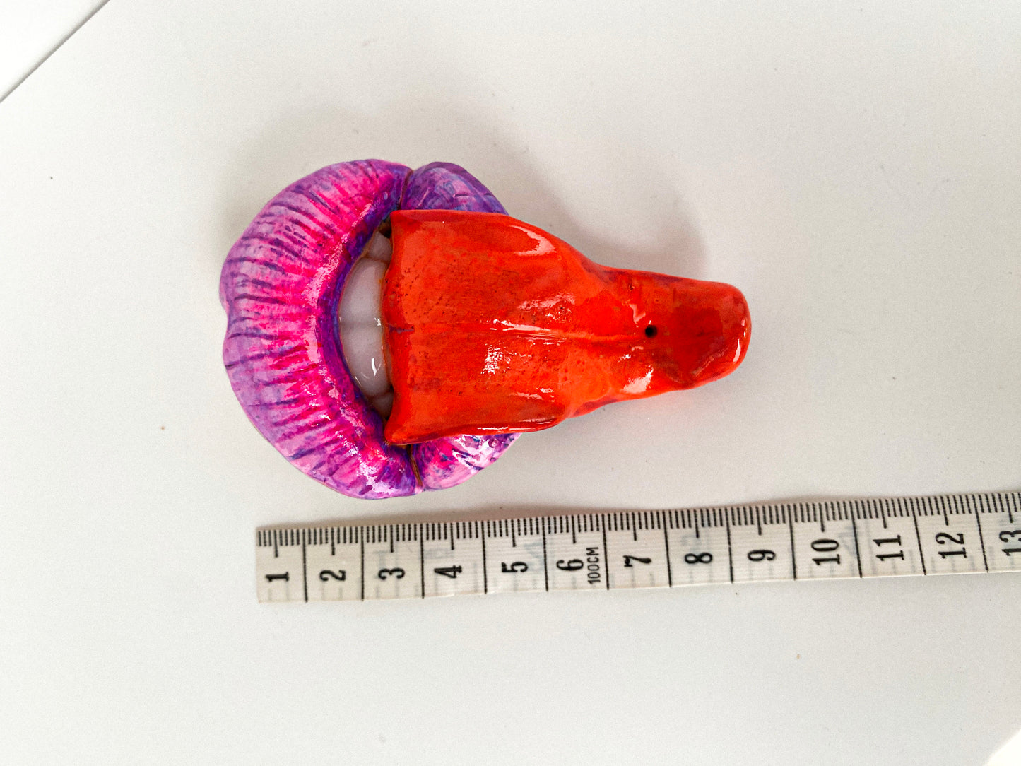 Lūpų formos smilkalinė rožinės lūpos