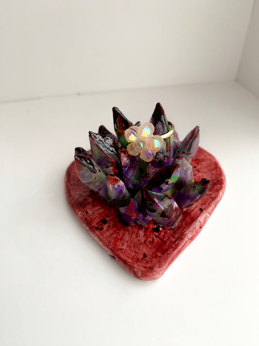 Dekoratyvinė širdis su kristalais – papuošalų laikiklis ''Kraujuojanti širdis''