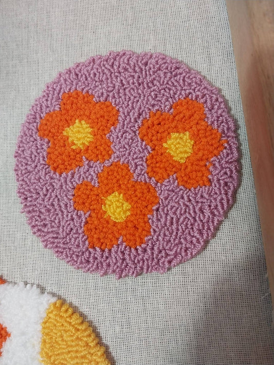 Rankų darbo puodelių padėkliukai, pagaminti „punch needle“ technika  ''Gėlės''