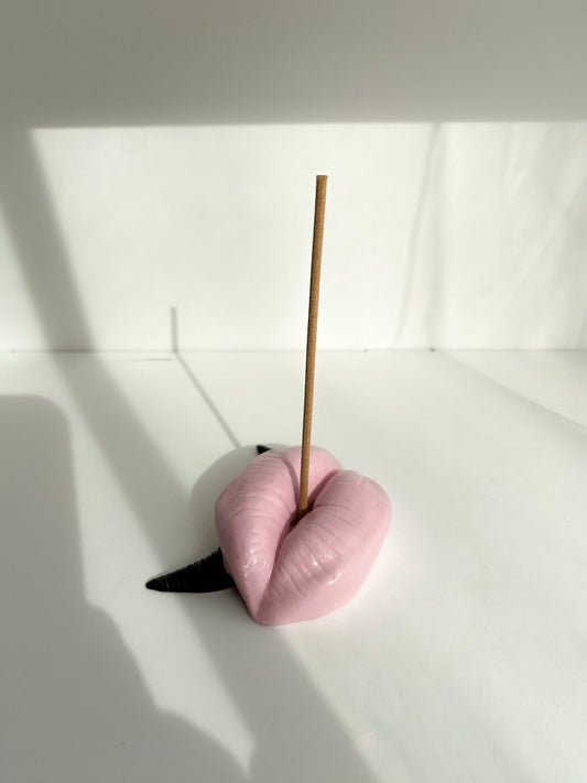 Lūpų formos rožinė smilkalinė