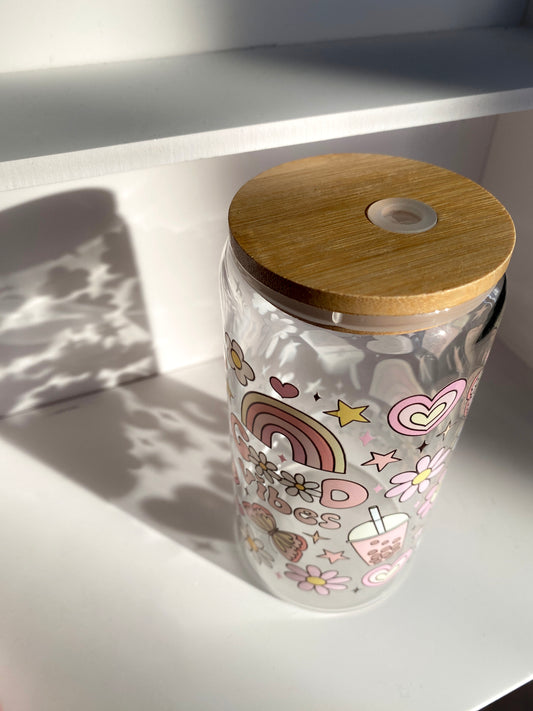 500 ml stiklinė su bambukiniu dangteliu ir stikliniu šiaudeliu ''Širdelės''