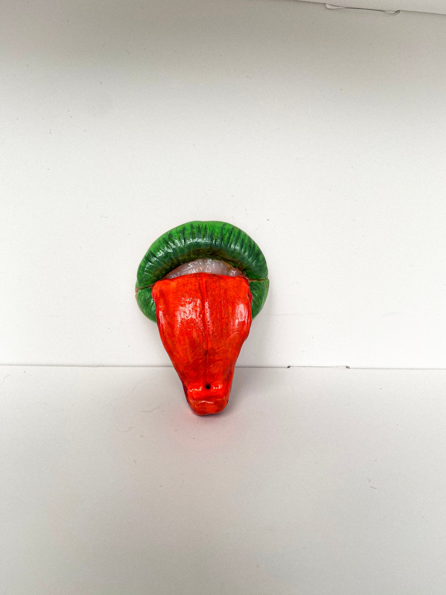 Lūpų formos smilkalinė žalios lūpos