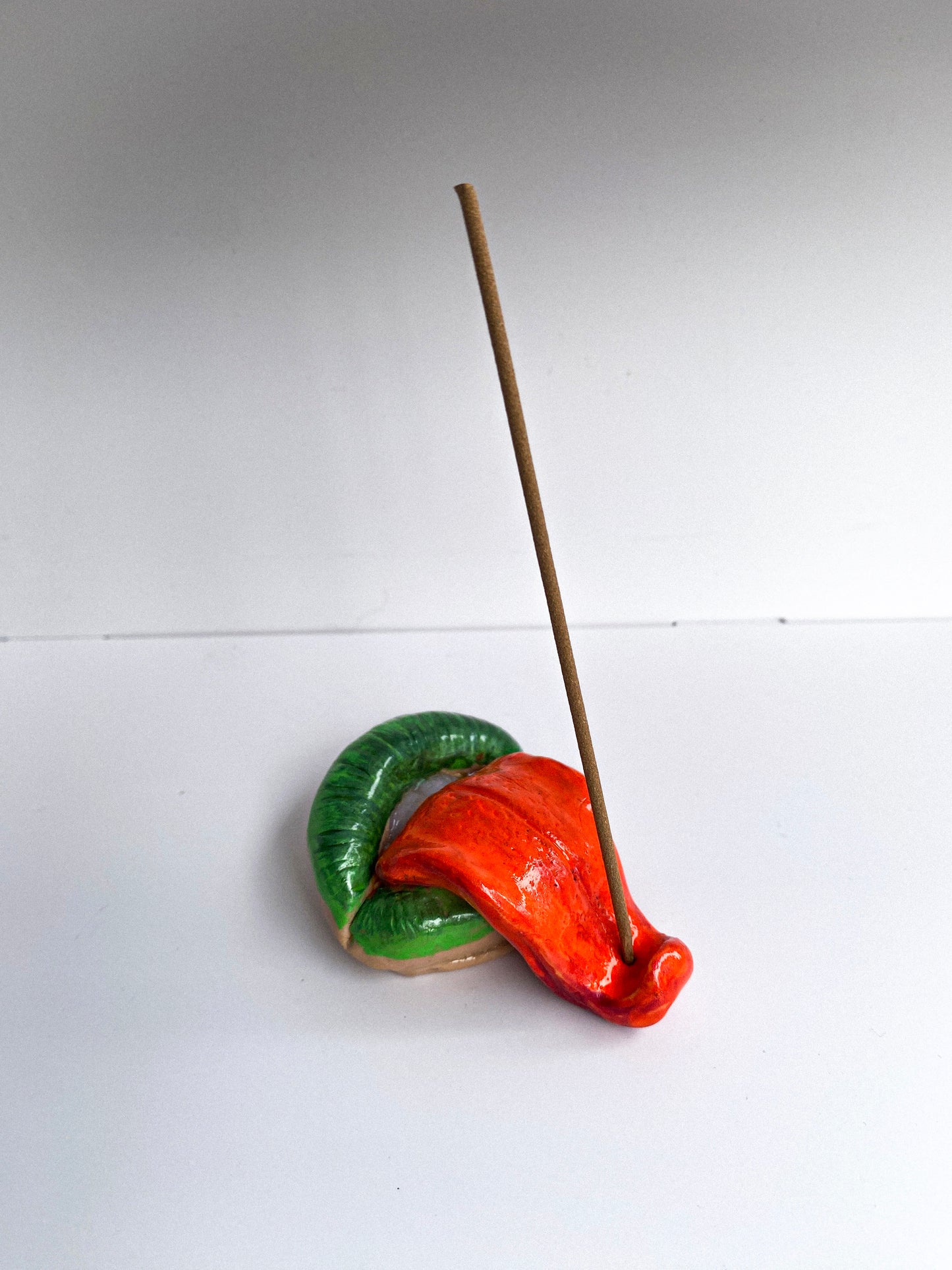 Lūpų formos smilkalinė žalios lūpos