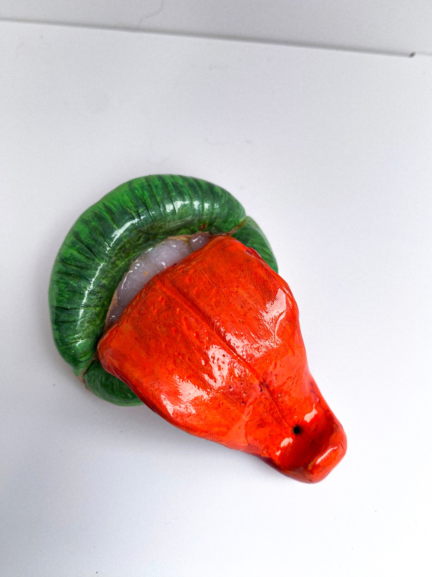 Lūpų formos smilkalinė žalios lūpos