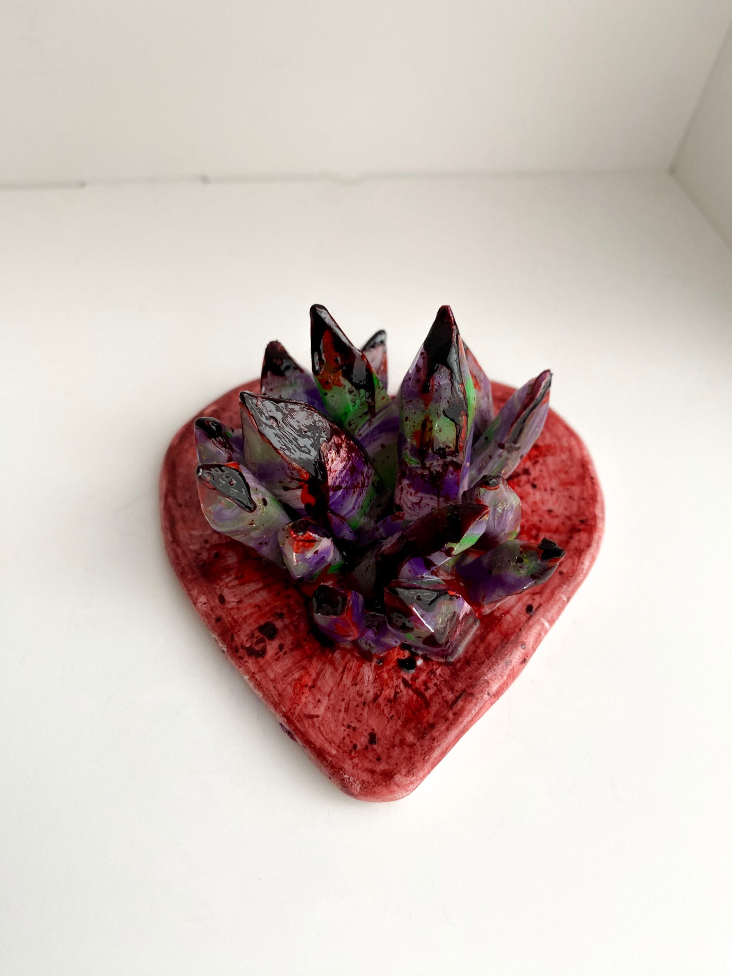 Dekoratyvinė širdis su kristalais – papuošalų laikiklis ''Kraujuojanti širdis''