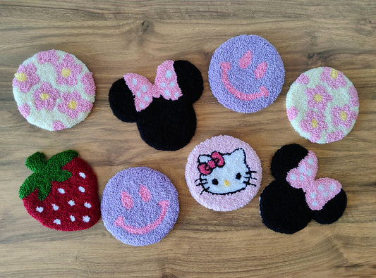 Puodelio padėkliukas, „punch needle“ technika: „Rožinė ramunė“