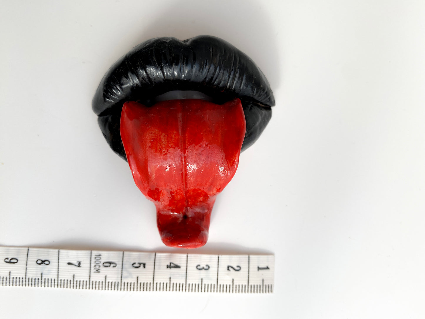 Lūpų formos juoda smilkalinė