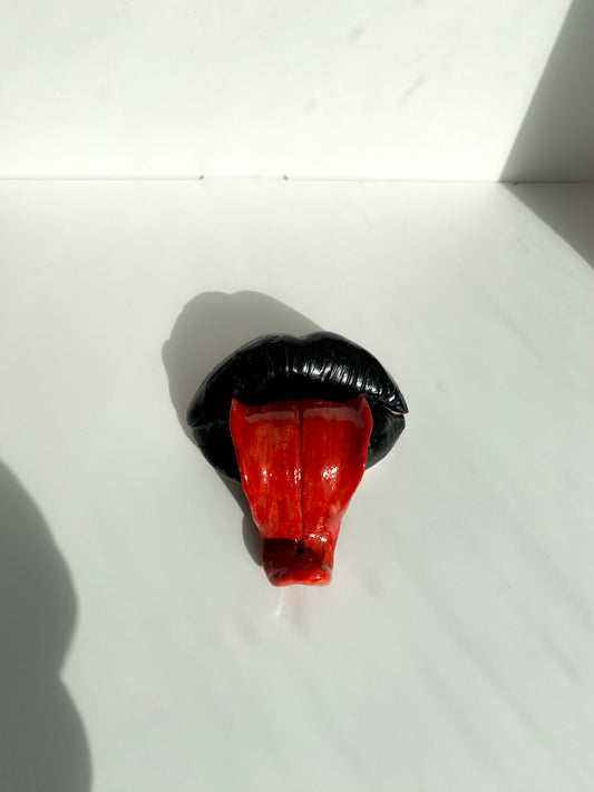 Lūpų formos juoda smilkalinė