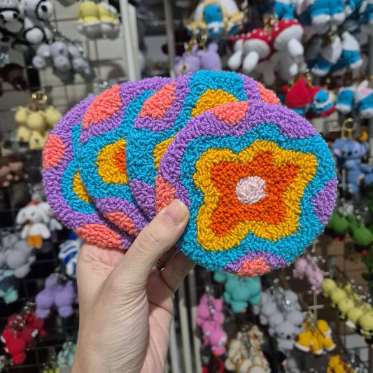 Rankų darbo spalvingas retro gėlių motyvo puodelio padėkliukas, pagamintas „punch needle“ technika