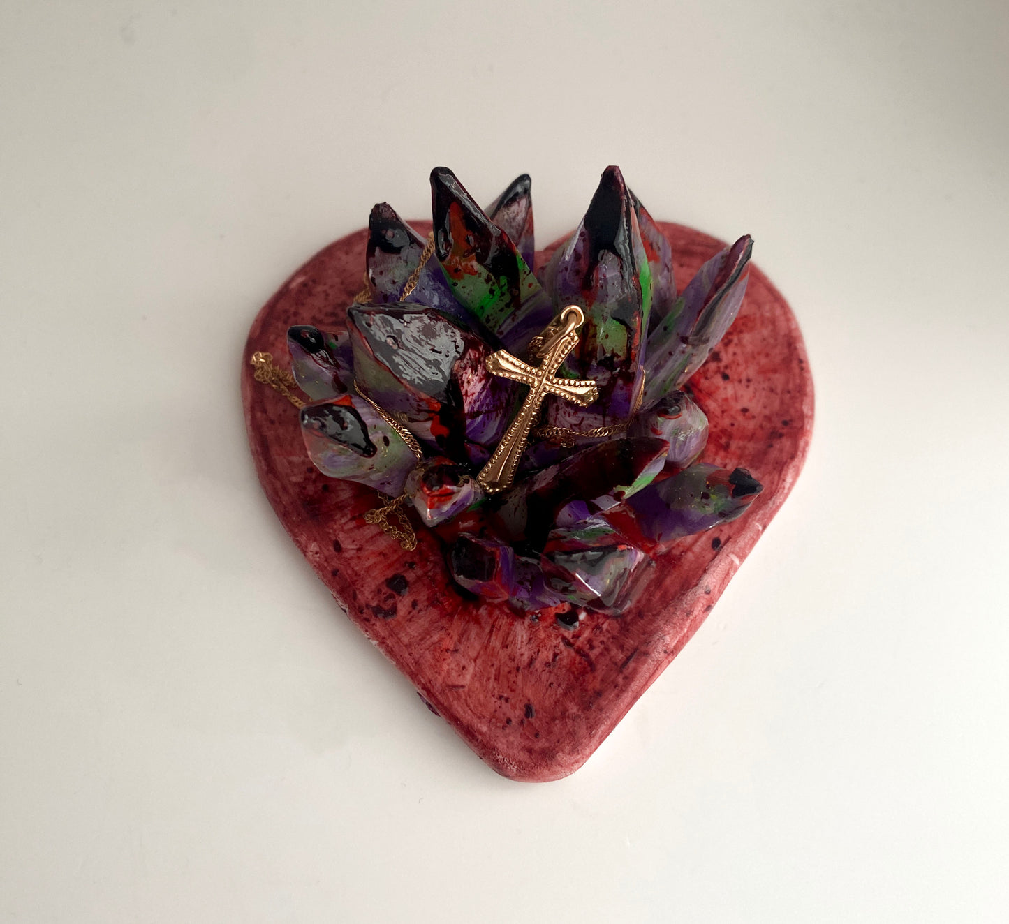 Dekoratyvinė širdis su kristalais – papuošalų laikiklis ''Kraujuojanti širdis''