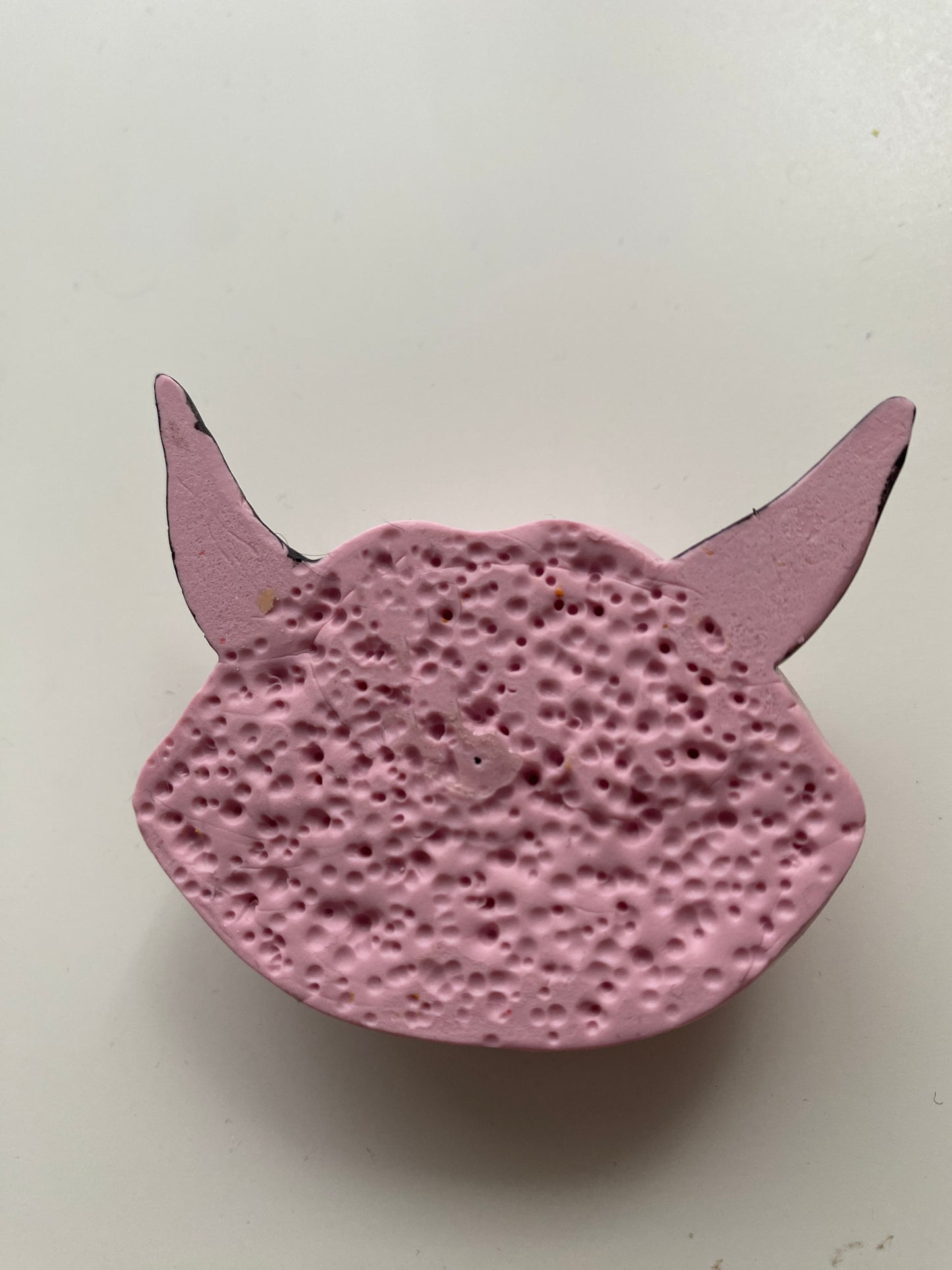 Lūpų formos rožinė smilkalinė