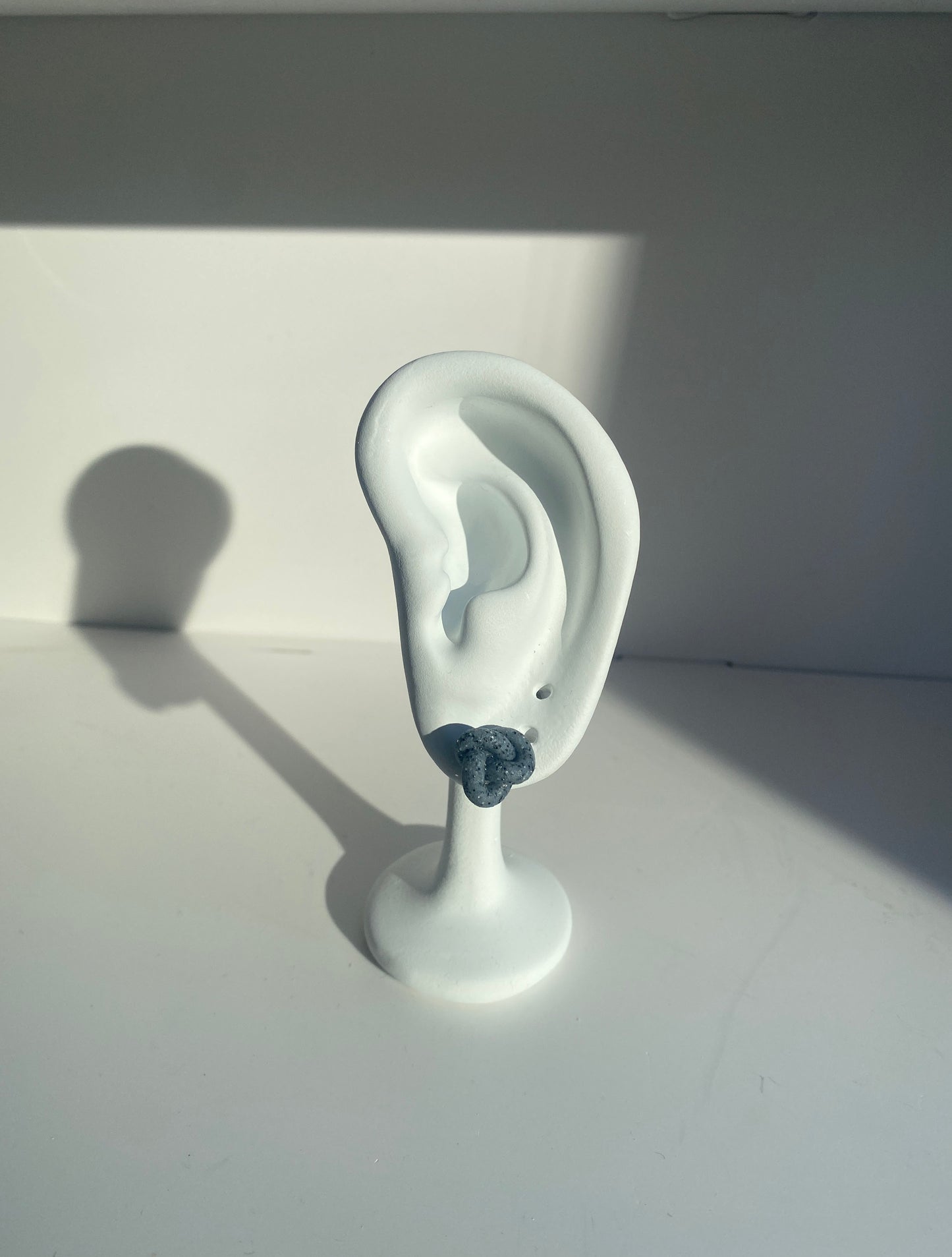 Rankų darbo auskarai „Mazgas”