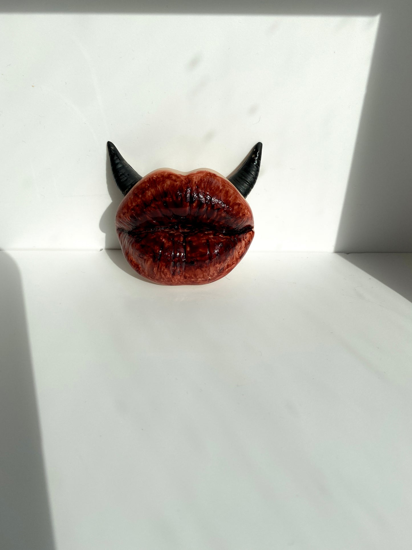 Lūpų formos kraujo efekto smilkalinė