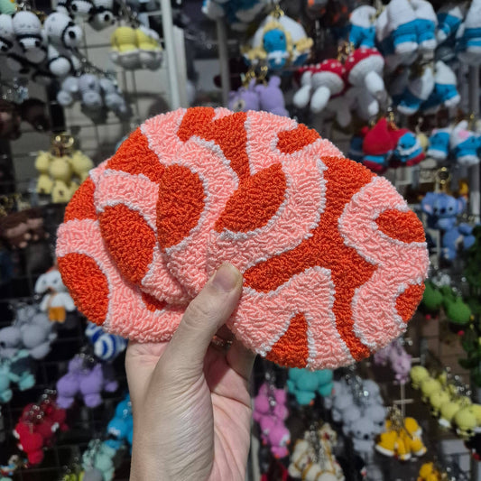 Rankų darbo abstraktus puodelio padėkliukas, pagamintas „punch needle“ technika – koralinės spalvos