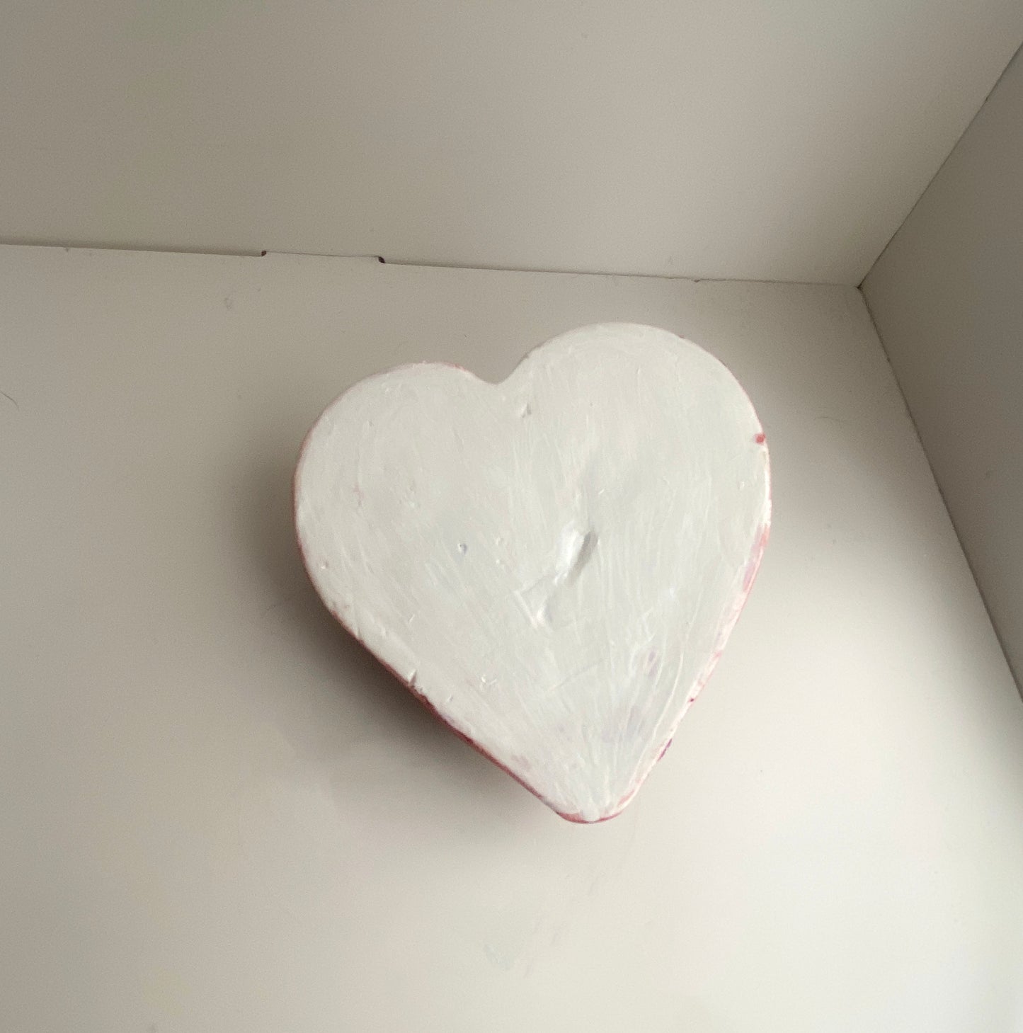 Dekoratyvinė širdis su kristalais – papuošalų laikiklis ''Kraujuojanti širdis''