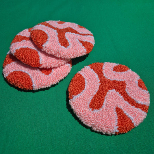 Rankų darbo abstraktus puodelio padėkliukas, pagamintas „punch needle“ technika – koralinės spalvos