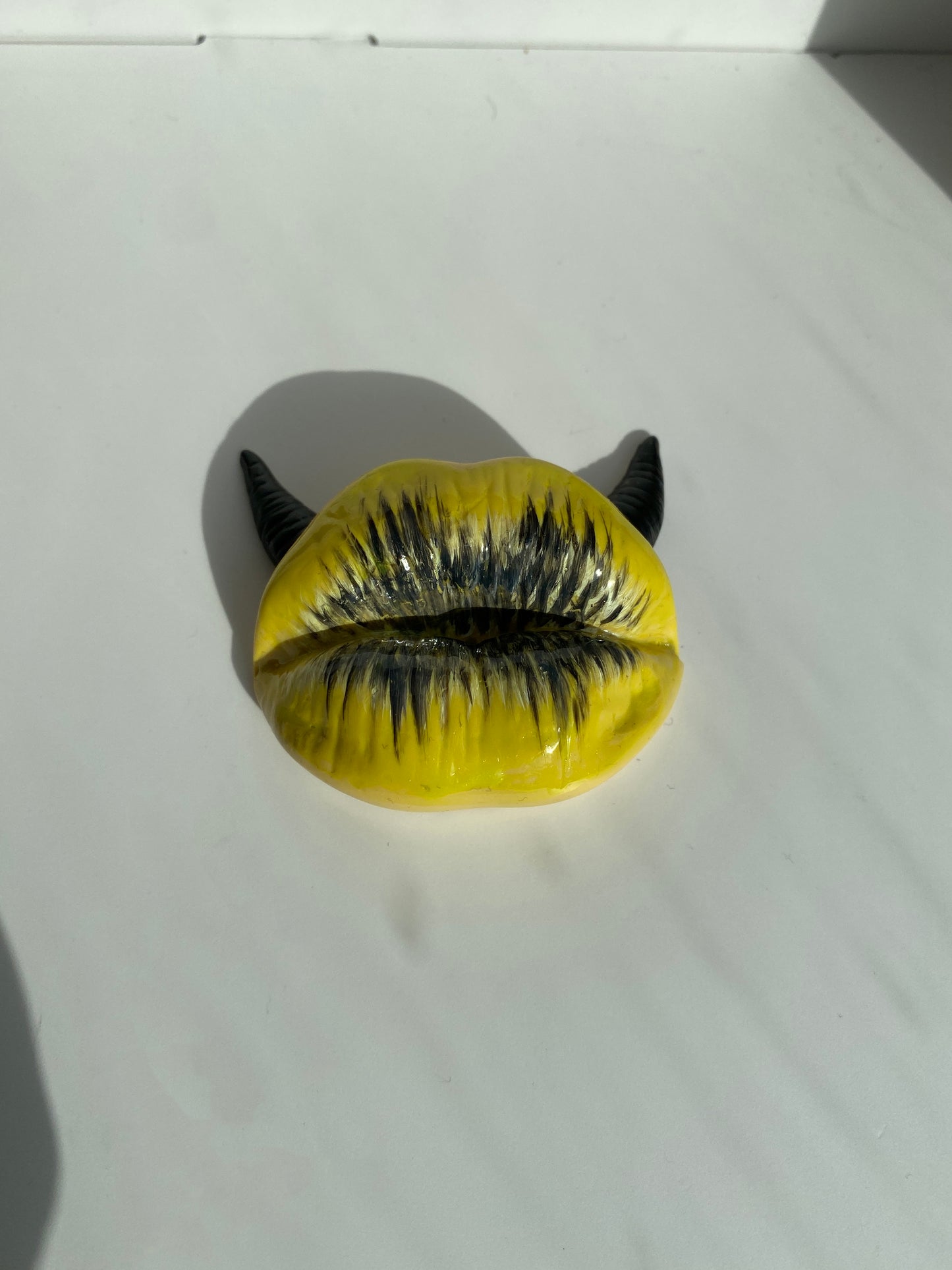 Lūpų formos geltona smilkalinė