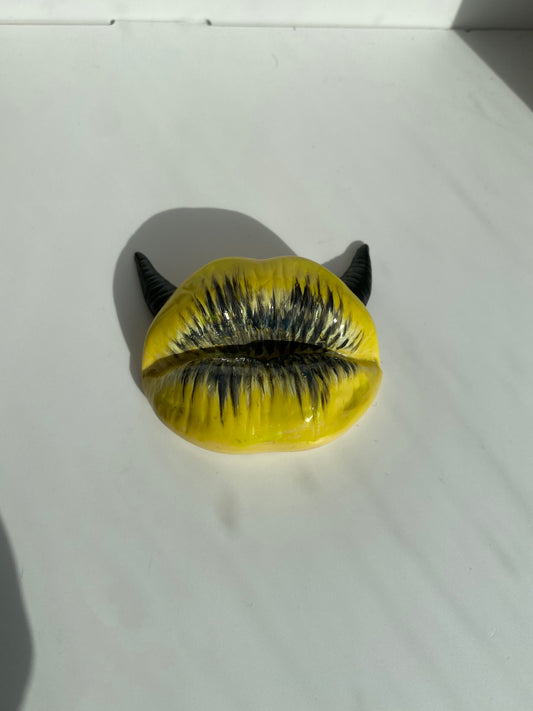 Lūpų formos geltona smilkalinė