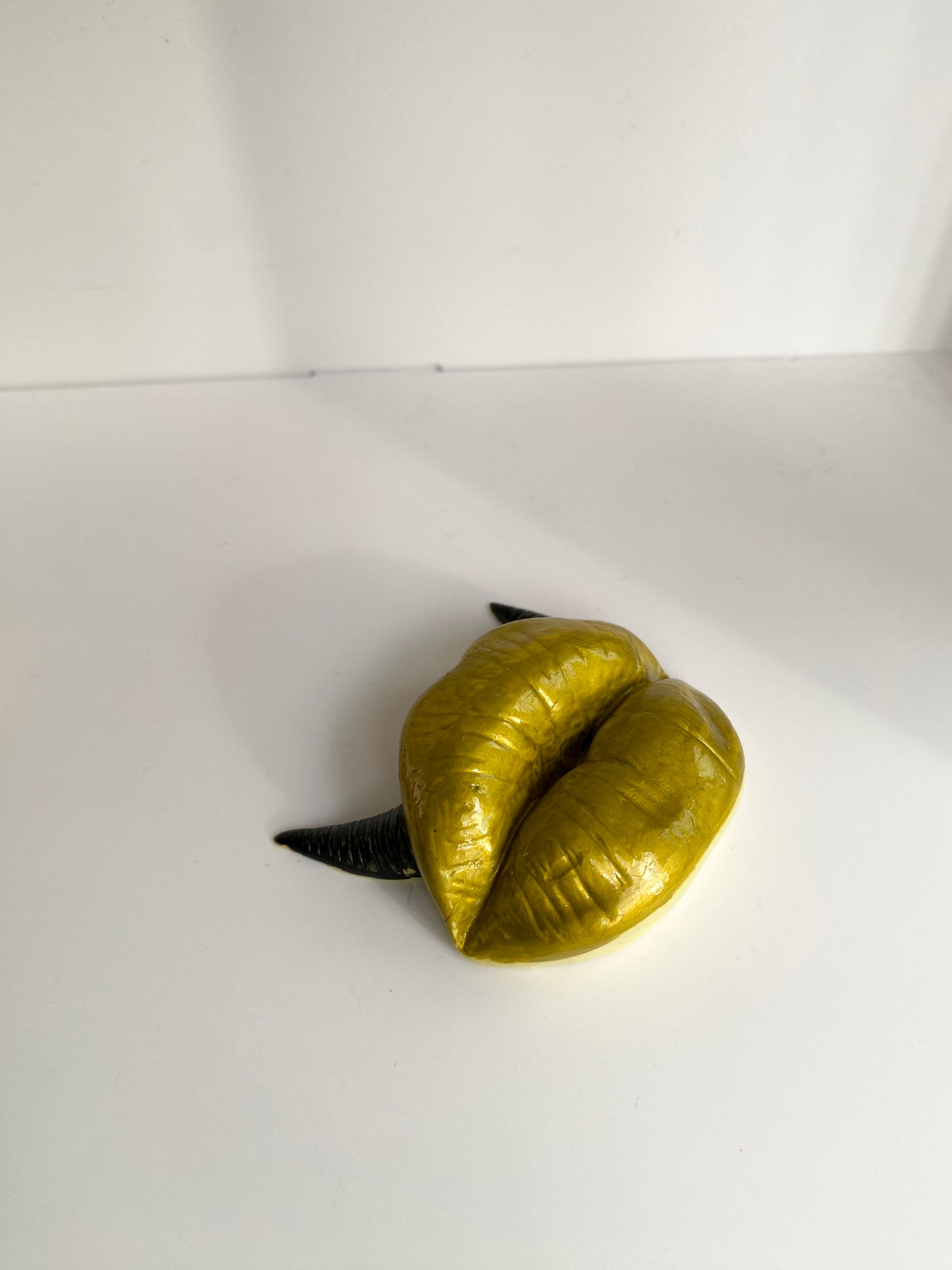 Lūpų formos aukso spalvos smilkalinė