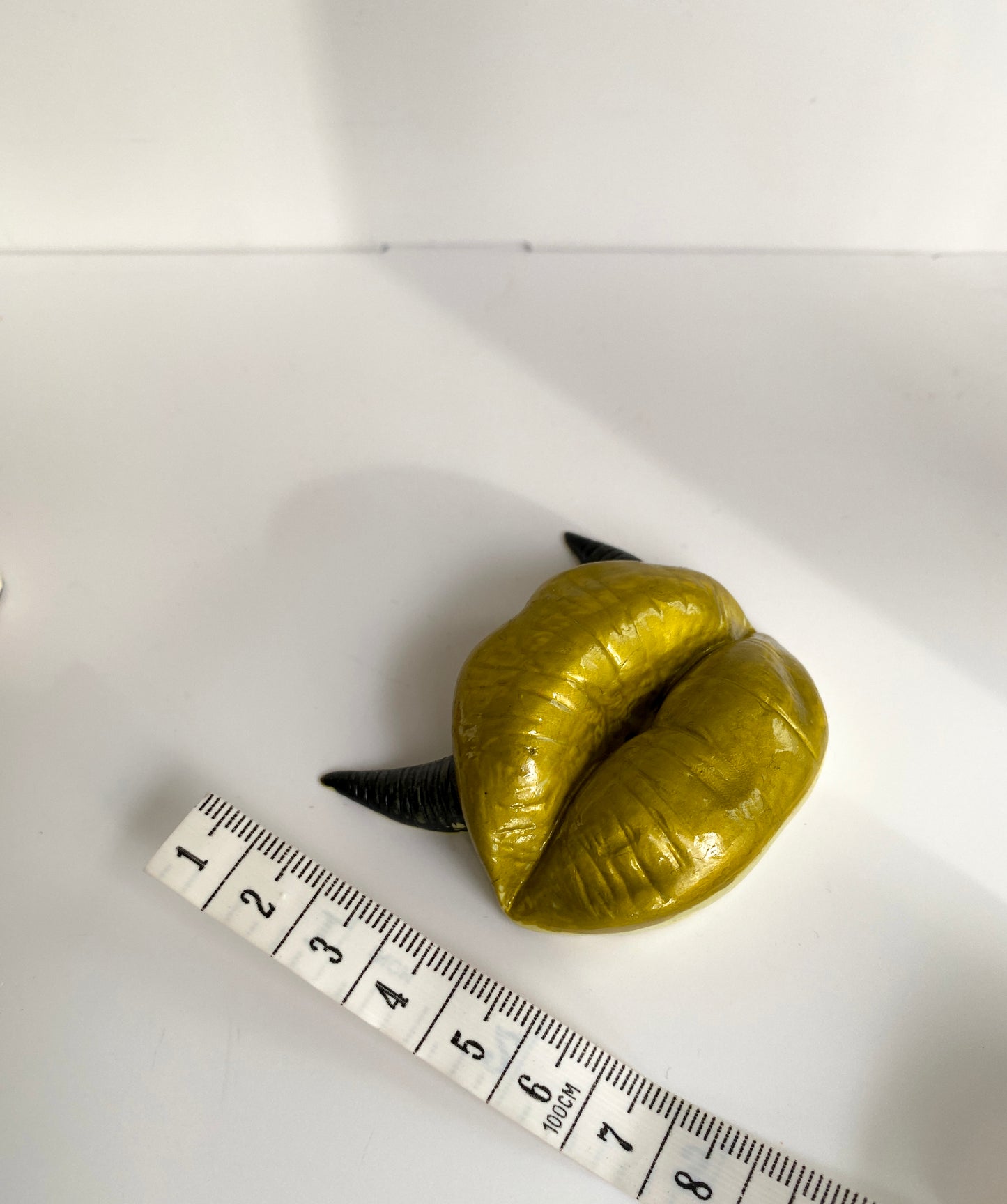 Lūpų formos aukso spalvos smilkalinė