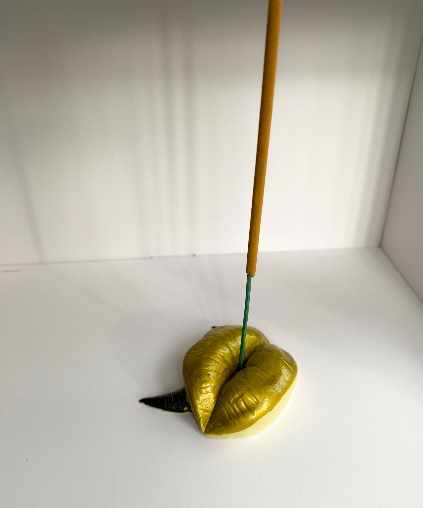 Lūpų formos aukso spalvos smilkalinė