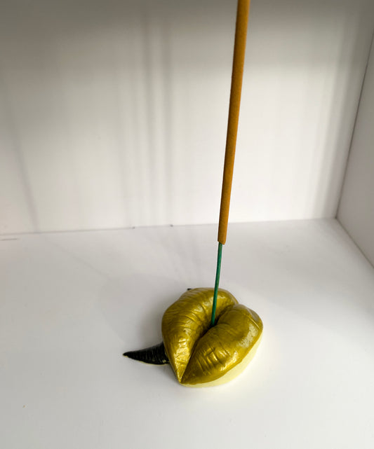 Lūpų formos aukso spalvos smilkalinė