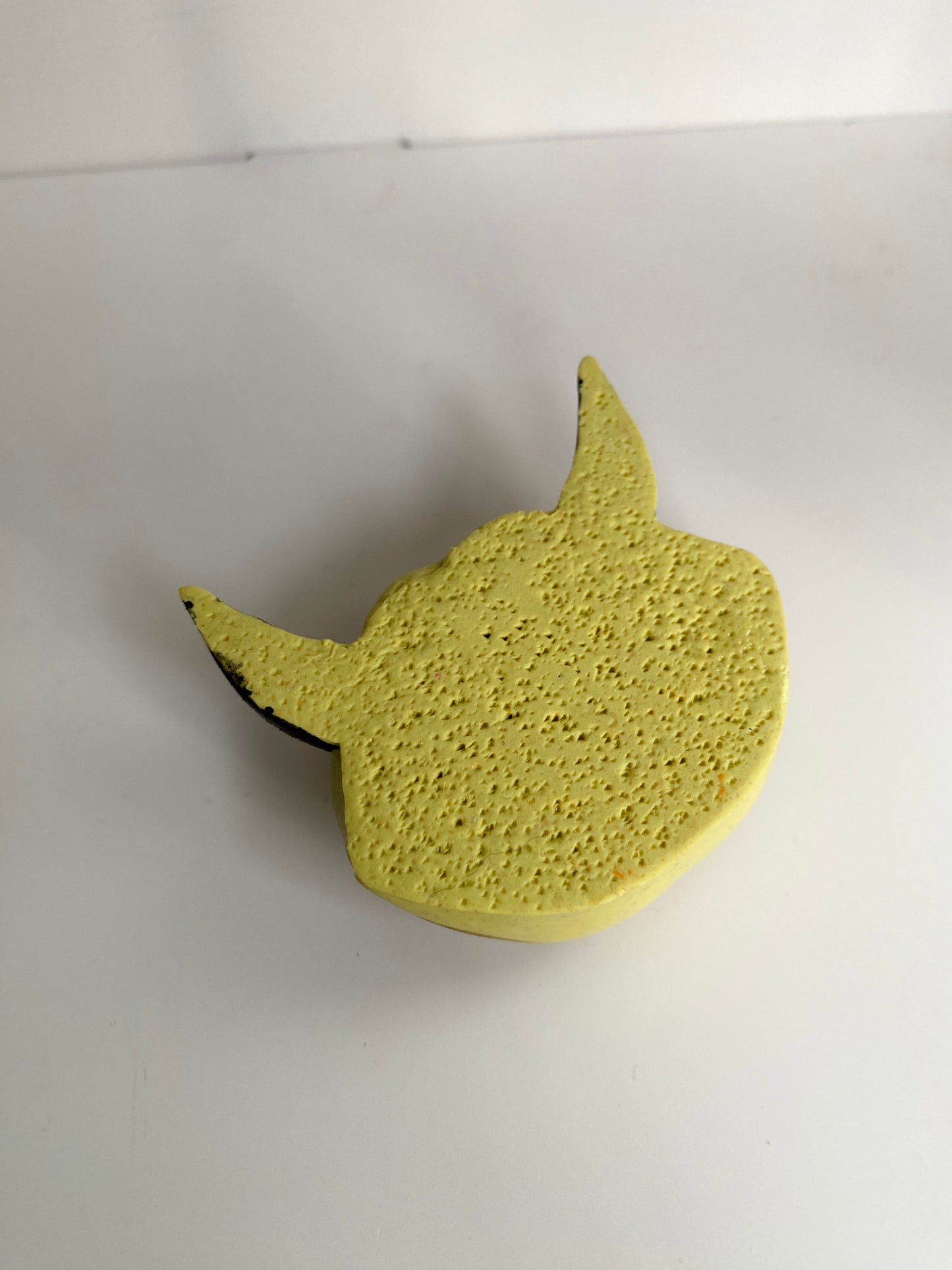 Lūpų formos aukso spalvos smilkalinė