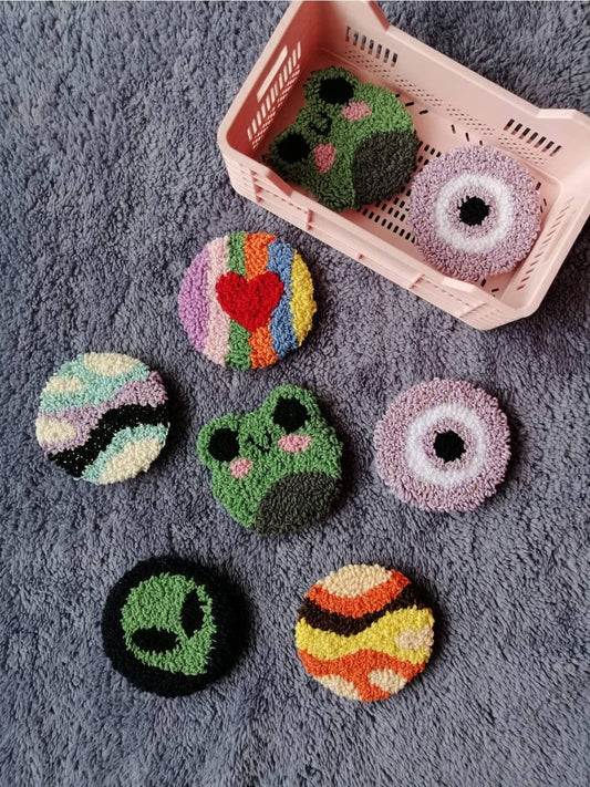 Punch Needle puodelio padėkliukas automobiliui ''Varlė'' 1vnt