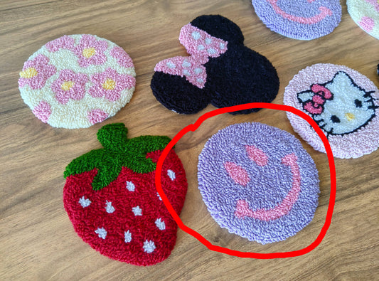 Puodelio padėkliukas, „punch needle“ technika: „Violetinė šypsena“
